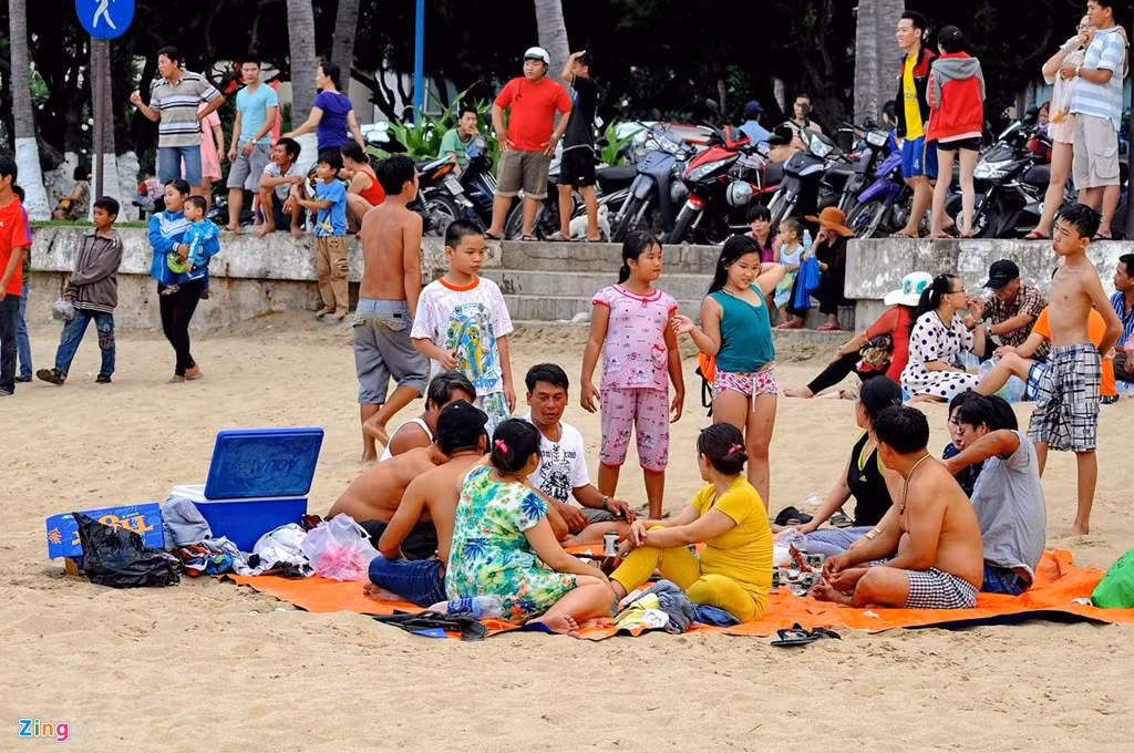Một số đại gia đình thuê bạt trải ngồi thay nhau trông đồ và ăn uống luôn trên cát.