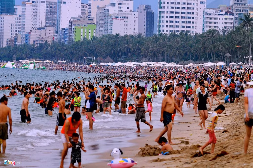 Thời tiết không quá nóng, biển Nha Trang hiền hòa, sóng nhẹ khiến nhiều người ngâm mình dưới nước khá lâu.