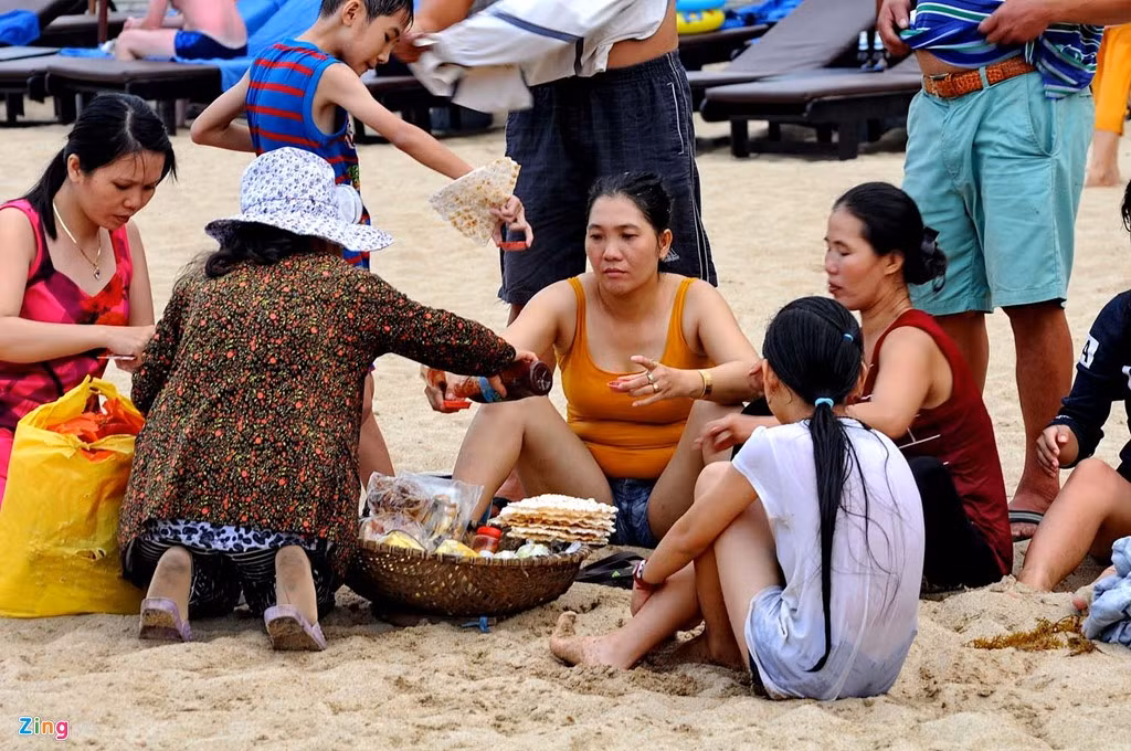 Nơi đây vẫn còn nhiều người bán hàng rong. Họ mang đủ loại đồ ăn vặt đến tận nơi khách ngồi phục vụ. Chị Xuân (đến từ TP HCM) chia sẻ, "cảm giác xuống bơi xong lên bờ cát được ăn đồ biển hoặc cái bánh, quả trứng cút thật là ngon".