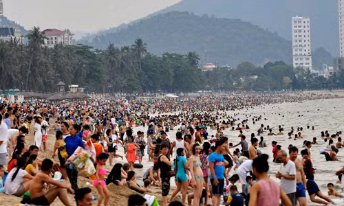 Từ đầu đường Lê Lợi đến khu Ana Mandra dài khoảng 3 km, dày đặc người dân, du khách tràn xuống biển tắm.