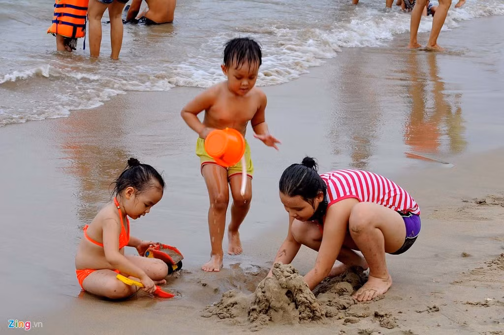 Trung tâm đường Trần Phú, đoạn từ Ủy ban tỉnh đến tháp Trầm Hương dày đặc người nhất. Nhân dịp nghỉ lễ 4 ngày, nhiều gia đình cho trẻ em đi du lịch, làm quen với biển.