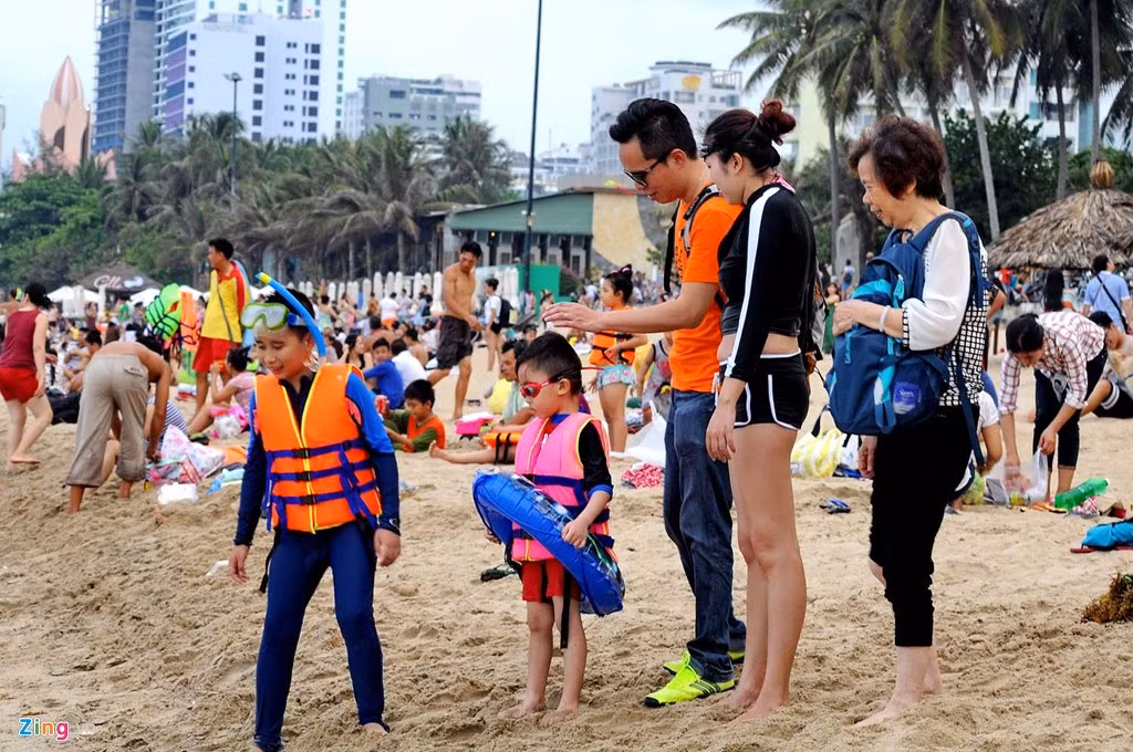 Tại đây còn có rất nhiều du khách nước ngoài. Trong ảnh là một gia đình người Trung quốc. Họ chuẩn bị cho con xuống tắm biển với áo phao, kính đầy đủ.