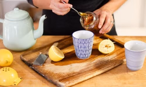 Chúng ta cũng đều biết rằng chanh là một nguồn dồi dào dưỡng chất như canxi, kali, magiê, sắt và các vitamin A, C và vitamin nhóm B cũng như chất xơ, protein và carbohydrate. Axit citric và các chất kháng khuẩn mạnh của chanh sẽ giúp cơ thể kháng virus và tăng cường hệ miễn dịch, cũng như giúp cơ thể bạn khỏe mạnh hơn.