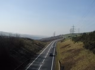 Stocksbridge Road ở Anh còn được biết đến với tên gọi Con đường Tử thần khi rất nhiều trường hợp nhìn thấy ma. Một số nhân viên bảo vệ nhìn thấy trẻ em chơi đùa lúc tối muộn ở con đường này. Tuy nhiên, những đứa trẻ biến mất trước khi họ đến gần chúng. Hồn ma một nhà sư cũng được nhìn thấy tại con đường bị ma ám nặng này.