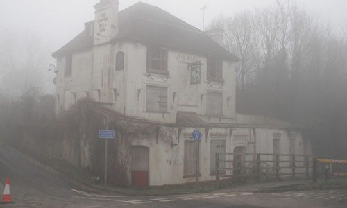 Đường A229 từ Sussex đến Kent, Anh được báo cáo là nơi xảy ra nhiều trường hợp ma quái. Người đi đường báo cho cảnh sát ở Maidstone rằng họ đã đâm phải người đi đường. Tuy nhiên, khi kiểm tra họ không hề phát hiện thi thể nào. Hồn ma xuất hiện trên con đường này là một người phụ nữ mặc váy trắng với đôi mắt đẹp băng ra trước đầu xe đang chạy rồi lại biến mất.