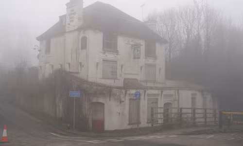 Đường A229 từ Sussex đến Kent, Anh được báo cáo là nơi xảy ra nhiều trường hợp ma quái. Người đi đường báo cho cảnh sát ở Maidstone rằng họ đã đâm phải người đi đường. Tuy nhiên, khi kiểm tra họ không hề phát hiện thi thể nào. Hồn ma xuất hiện trên con đường này là một người phụ nữ mặc váy trắng với đôi mắt đẹp băng ra trước đầu xe đang chạy rồi lại biến mất.