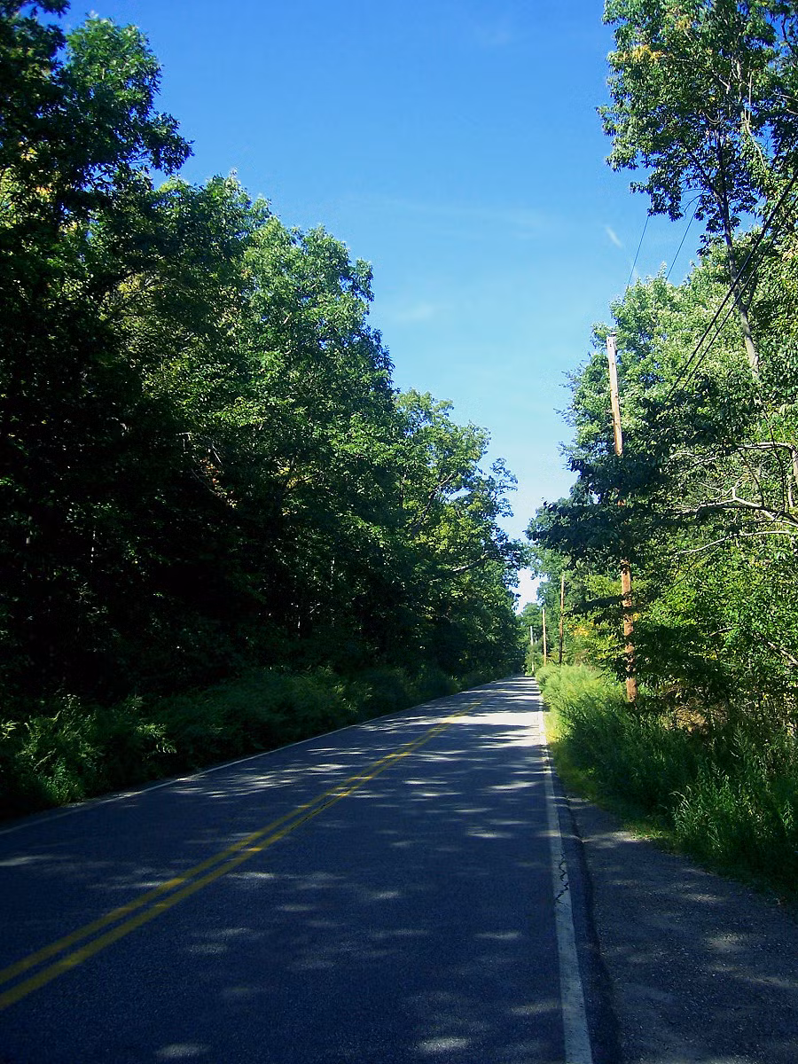 Clinton Road ở New Jersey, Mỹ được báo cáo bị ma ám nặng. Theo đó, hồn của một bé trai bị chết đuối ám ảnh con đường này. Khi bạn ném một đồng xu xuống nước, đứa trẻ đó sẽ ném nó lại cho bạn. Nơi đây cũng được báo cáo xuất hiện các hiện tượng kỳ lạ như người dân nhìn thấy UFO, những con thú đột biến biểu diễn xiếc hay đôi mắt phát sáng bí ẩn.