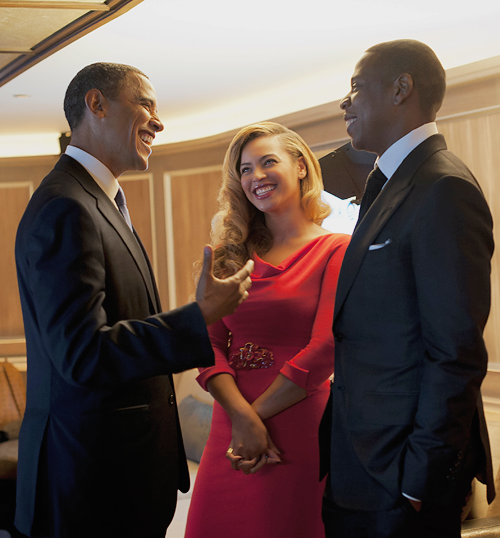 Khi được hỏi thích ai trong số hai nghệ sỹ Hip hop da màu nổi tiếng là Jay Z và Kanye West thì Tổng thống Obama đã trả lời rằng "Jay Z” và nở một nụ cười. Ông cũng trả lời thêm rằng: “Tôi cũng thích Kanye West. Anh ấy là người Chicago. Với một tư chất thông minh, anh ấy đã thể hiện rất rõ sự tài giỏi của mình". Trong ảnh là ông Obama trò chuyện với vợ chồng Jay Z - Beyonce.