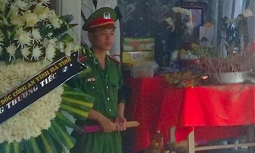 Lễ an táng Thiếu úy Bùi Văn Pháp, người chiến sỹ công an tử vong khi truy đuổi 2 nghi can trộm chó - Ảnh: Đức Hùng.