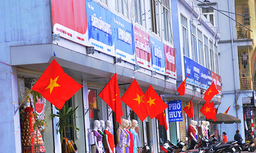 Biển hiệu kiểu mẫu trên đường Lê Trọng Tấn.