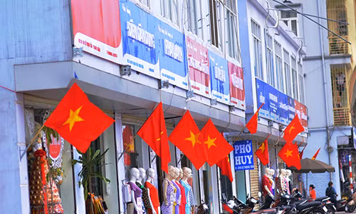 Biển hiệu kiểu mẫu trên đường Lê Trọng Tấn.