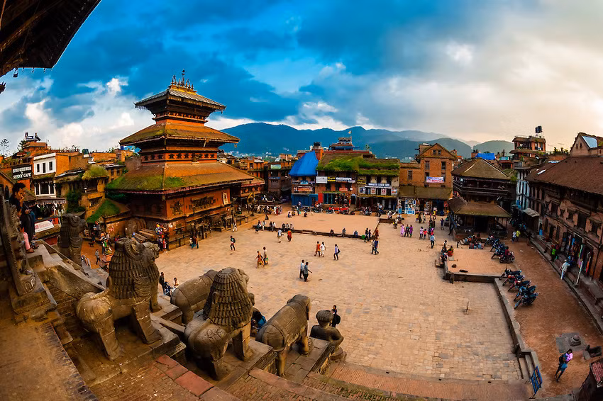 Bhaktapur ở Nepal gây ấn tượng với du khách bởi những con đường lát gạch đỏ cùng nhiều di tích lịch sử có giá trị lớn.