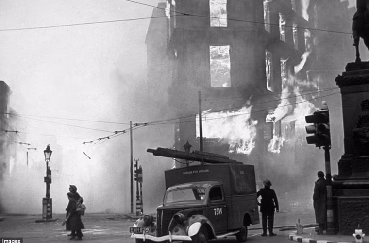 Những cuộc không kích dữ dội của Không quân Đức xuống các thành phố của Anh gây ra nhiều vụ hỏa hoạn nghiêm trọng, phá hủy nhiều ngôi nhà.