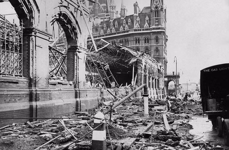 Nhiều tòa nhà ở gần nhà ga St Pancras, London bị tàn phá bởi bom của phát xít Đức.