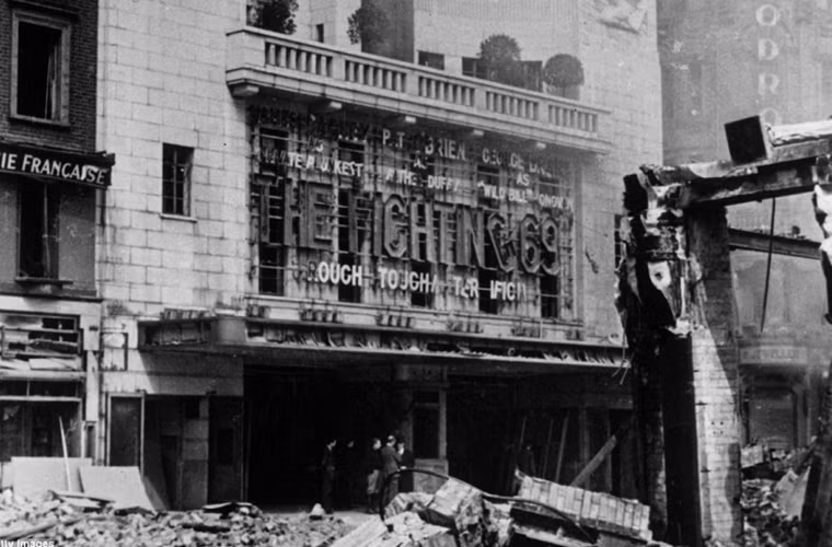 Trong chiến dịch không kích đó, Đức quốc xã đó tập trung vào các trung tâm công nghiệp, quân sự và các thành phố của Vương quốc Anh. Trong đó, London là một trọng điểm nên bị Đức quốc xã ném bom 71 lần trong 57 đêm.