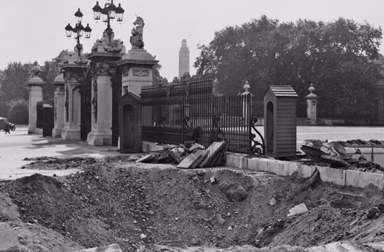 Một hố bom lớn bên ngoài Cung điện Buckingham, London sau khi Đức quốc xã ném bom tấn công khu vực này.