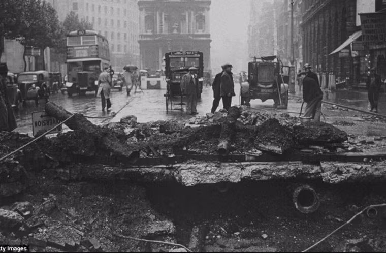 Đường phố Anh bị tàn phá nghiêm trọng trong thời kỳ Đức không kích nước Anh từ năm 1940 - 1941.