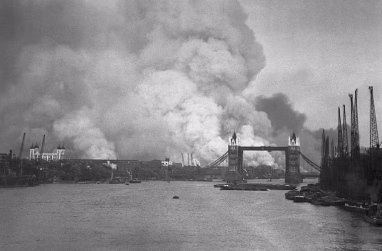 Trong 267 ngày không kích nước Anh, không quân phát xít Đức đã phá hủy hoặc làm hư hại 1 triệu ngôi nhà ở riêng London, đồng thời cướp đi sinh mạng của hơn 43.000 người (trong đó 1/2 là người dân ở thủ đô London).