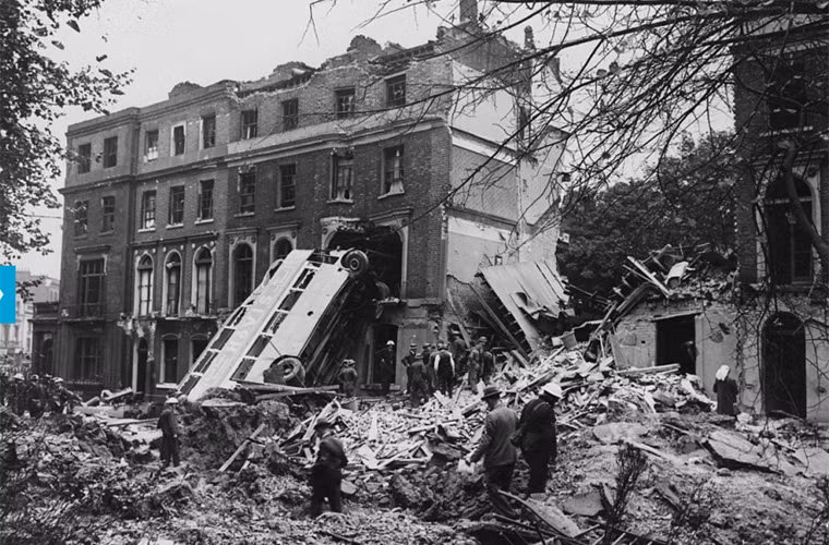 Theo lệnh trùm phát xít Đức Hitler ném bom dữ dội Anh, không quân Đức đã dội bom nhiều thành phố của Anh suốt nhiều ngày đêm từ tháng 9/1940 - 5/1941. Trong khoảng thời gian thực hiện cuộc không kích Blitz, không quân Đức quốc xã đã sử dụng hơn 100 tấn thuốc nổ ném xuống 16 thành phố của Anh, trong đó có cả thủ đô London.