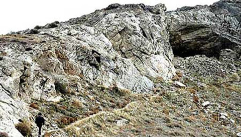 Hang Lovelock ở Nevada là nơi các chuyên gia tìm thấy những dấu tích người khổng lồ. Theo đó, vào năm 1931, 2 bộ khung xương to lớn được tìm thấy ở đáy hồ cạn Humboldt gần Lovelock. Các nhà khảo cổ cũng tìm thấy bên trong hang Lovelock hơn 10.000 đồ tạo tác và xác ướp của hai người khổng lồ tóc đỏ - một là phụ nữ cao khoảng 1,9m và một nam giới cao hơn 2,4m.