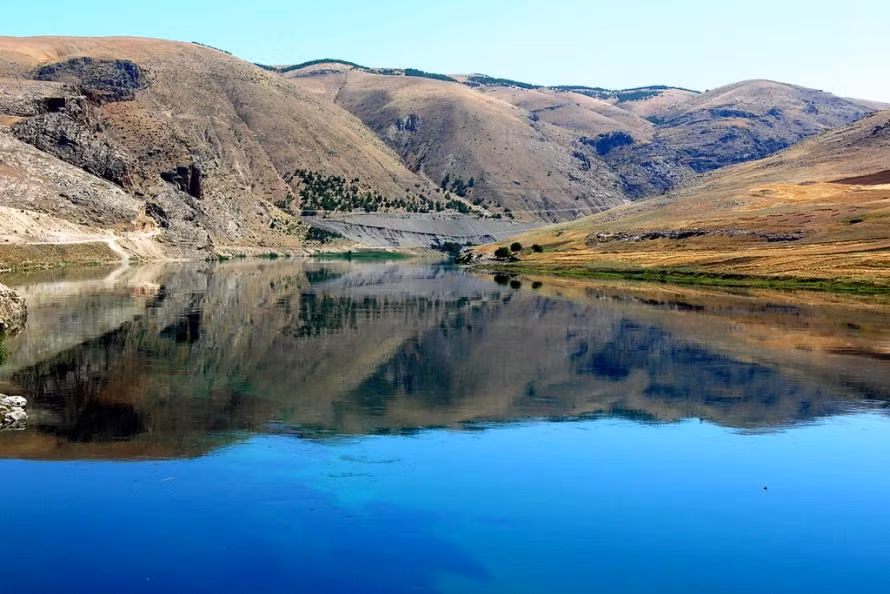 Năm 1950, giới khảo cổ phát hiện hóa thạch người khổng lồ có xương đùi dài đến 1,2m ở gần sông Euphrates của Thổ Nhĩ Kỳ. Theo tính toán, các nhà khoa học cho rằng người này cao khoảng 5m.