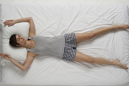 Nằm ngửa. Những người say rượu thường có cảm giác buồn nôn. Sau đó, tinh thần sẽ trở nên kém minh mẫn, phản xạ nuốt chậm. Trong trường hợp đó, tư thế ngủ nằm ngửa không chỉ khiến người say rượu sẽ khó có thể nôn ra ngoài mà còn làm thức ăn trào ngược vào khí quản. Nếu để lâu ngày, nhẹ có thể gây viêm phổi, nặng có thể gây nghẹt thở, gây nguy nhiểm đến tính mạng.