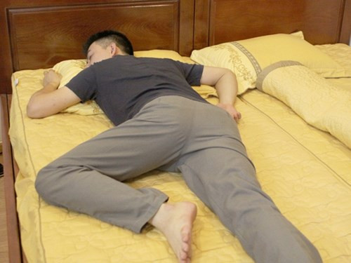 Nằm sấp. Người say rượu thường có cảm giác khó thở do hệ hô hấp suy yếu hơn lúc bình thường. Khi nằm sấp, mũi sẽ bị chèn ép bởi ga giường hoặc gối mềm dẫn đến khó thở. Nếu ngực và bụng cũng bị chèn ép thì càng khó thở hơn. Cơ bắp của những người say rượu thường nhão, không thể thay đổi tư thế nằm thường xuyên dẫn đến cung cấp oxi thiếu cho cơ thể khiến mức độ say rượu càng trầm trọng thêm, thậm chí nghẹt thở, có thể gây tử vong.