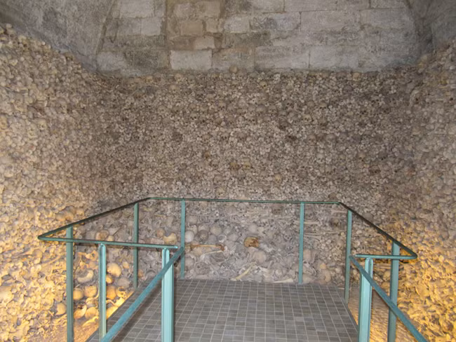 Hàng ngàn bộ xương người có niên đại vào thế kỷ trước được sắp xếp ở Maria De Wamba, Valladolid, Tây Ban Nha tạo thành một khối kiến trúc độc lập và khác biệt nhất.