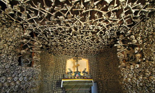 Khung cảnh rùng mình tại nhà thờ xương người ở Skulls, Czermna, Ba Lan.