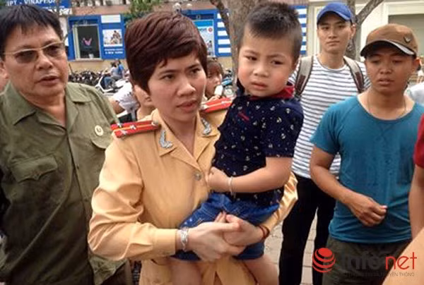 CSGT kip thoi giup hai chau be lac bo me o Trang Tien-Hinh-2