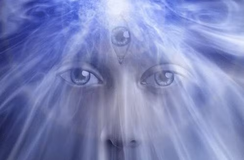 Một số trường hợp đánh thức được con mắt thứ 3 thông qua yoga, thiền và các phương pháp khác. Cũng có trường hợp sở hữu siêu năng lực của con mắt thứ 3 sau khi trải qua một biến cố lớn.