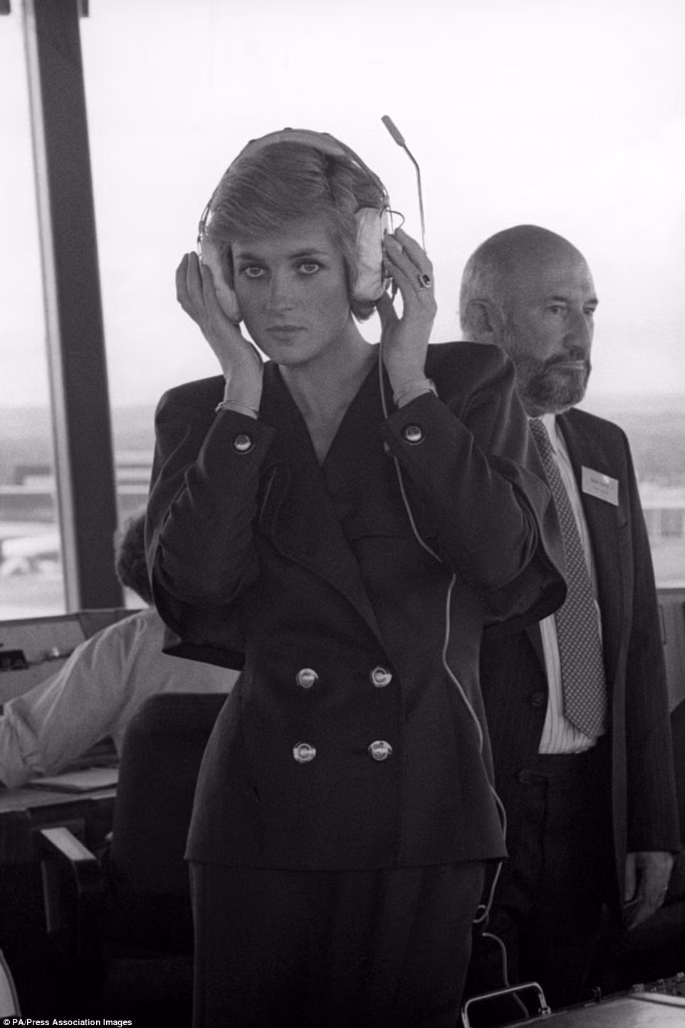 Hình ảnh Công nương Diana lắng trong chuyến thăm tháp điều hành (control tower) ở sân bay Gatwick, London, Anh ngày 22/9/1988. Công nương Diana là một trong những nhân vật nổi tiếng thế giới, được công chúng và giới truyền thông quan tâm.