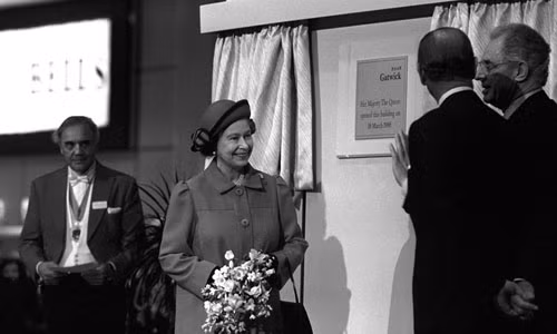 Nữ hoàng Elizabeth II và Hoàng tử Philip (người quay lưng lại) tham dự buổi lễ chính thức đưa nhà ga phía Bắc Gatwick vào hoạt động ngày 18/3/1988.