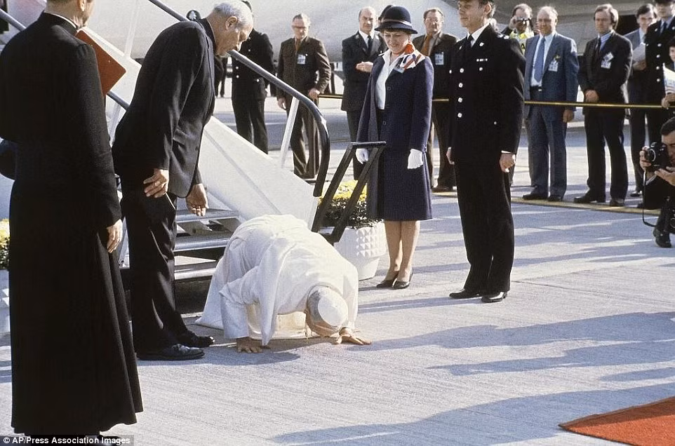 Đức Giáo Hoàng John Paul II quỳ xuống hôn lên mặt đất tại sân bay Gatwick trong chuyến công du đầu tiên tới Anh vào ngày 28/5/1982.