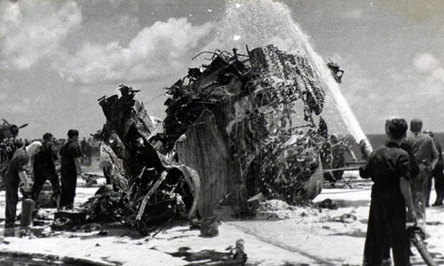 Quân đồng minh dọn dẹp trên boong tàu sân bay sau khi bị Kamikaze (Thần Phong) tấn công.