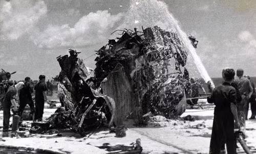 Quân đồng minh dọn dẹp trên boong tàu sân bay sau khi bị Kamikaze (Thần Phong) tấn công.