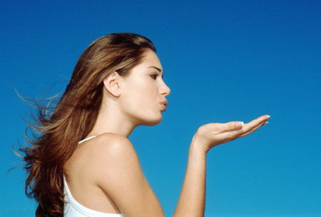 5. Làm hơi thở thơm tho. Các mẹ cứ thử mà xem, nước chanh ấm còn có tác dụng làm sạch miệng tự nhiên hiệu quả hơn cả các nước súc miệng bán trên thị trường ấy chứ. Chất axit của chanh, kết hợp với các đặc tính chữa bệnh của mật ong và nước, có thể giúp hơi thở không còn mùi hôi. Chanh giúp làm sạch miệng và kích hoạt sản xuất nước bọt có thể tiêu diệt vi khuẩn gây mùi.