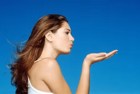 5. Làm hơi thở thơm tho. Các mẹ cứ thử mà xem, nước chanh ấm còn có tác dụng làm sạch miệng tự nhiên hiệu quả hơn cả các nước súc miệng bán trên thị trường ấy chứ. Chất axit của chanh, kết hợp với các đặc tính chữa bệnh của mật ong và nước, có thể giúp hơi thở không còn mùi hôi. Chanh giúp làm sạch miệng và kích hoạt sản xuất nước bọt có thể tiêu diệt vi khuẩn gây mùi.