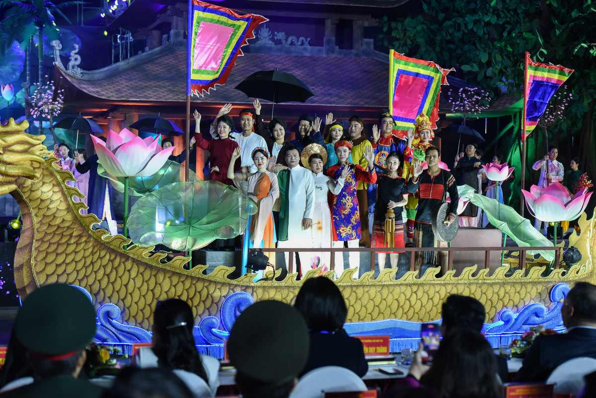 Gần 10.000 người dự lễ khai mạc Festival “Về miền Quan họ 2023“ - Hình 3 Gan 10.000 nguoi du le khai mac Festival “Ve mien Quan ho 2023“-Hinh-3