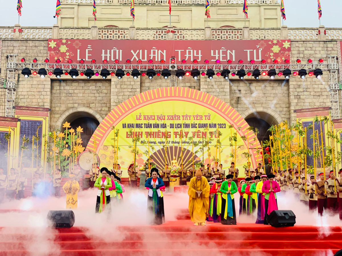 Toàn cảnh lễ khai hội.