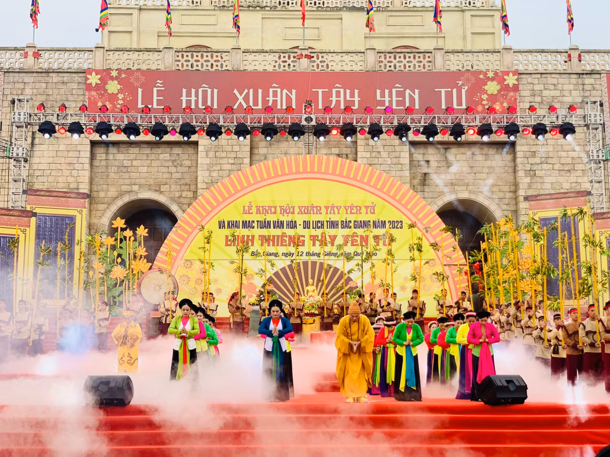 Toàn cảnh lễ khai hội.