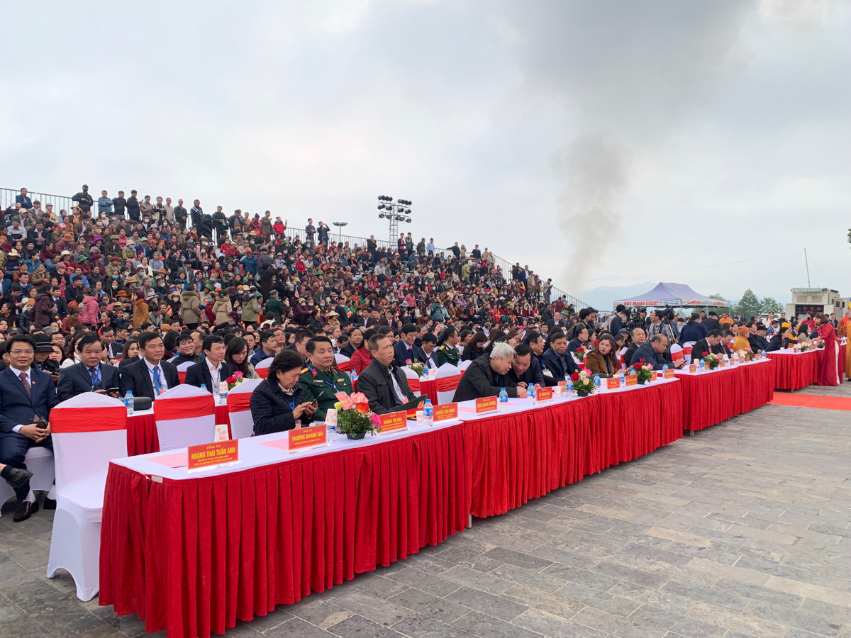 Trao đổi với Báo chí, ngày 2/2, ông Trương Quang Hải - Giám đốc Sở Văn hóa, Thể thao và Du lịch tỉnh Bắc Giang - cho biết, trong ngày khai hội Tuần Văn hóa - Du lịch tại khu du lịch tâm linh - sinh thái Tây Yên Tử huyện Sơn Động, điểm đến này đã đón 50.000 du khách ghé thăm.