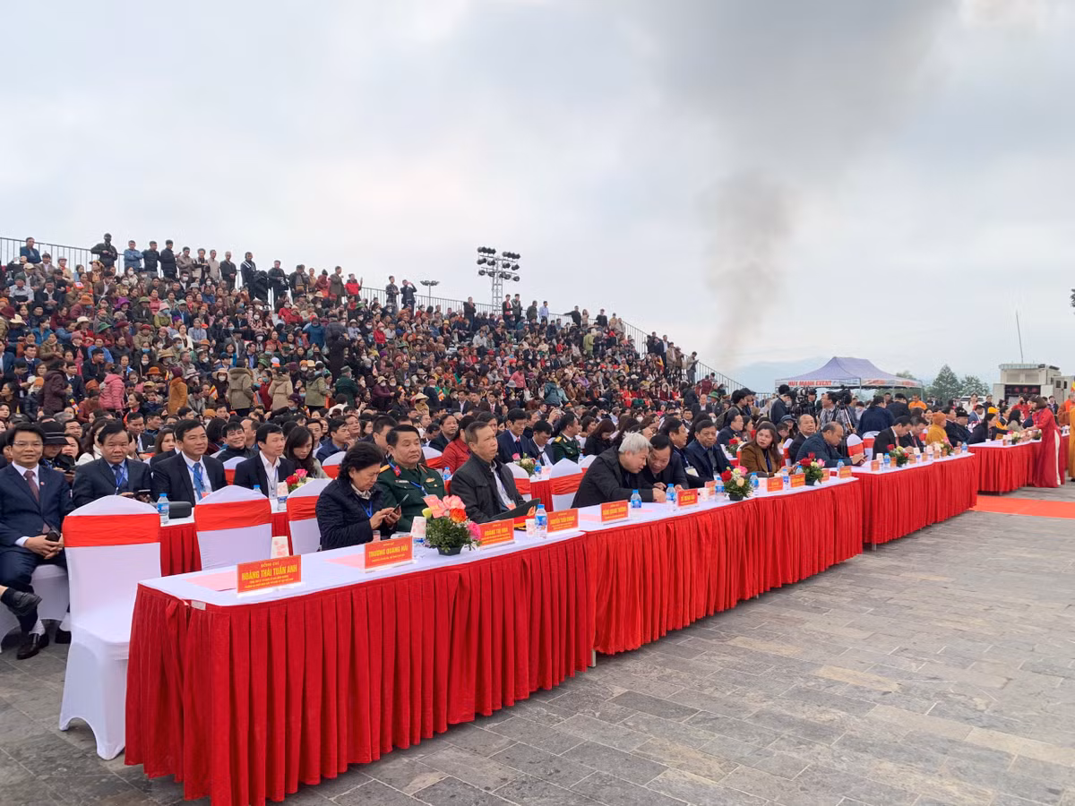 Trao đổi với Báo chí, ngày 2/2, ông Trương Quang Hải - Giám đốc Sở Văn hóa, Thể thao và Du lịch tỉnh Bắc Giang - cho biết, trong ngày khai hội Tuần Văn hóa - Du lịch tại khu du lịch tâm linh - sinh thái Tây Yên Tử huyện Sơn Động, điểm đến này đã đón 50.000 du khách ghé thăm.