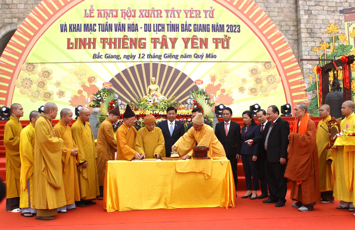 Các đồng chí lãnh đạo T.Ư, tỉnh và nhà sư khai ấn tại lễ hội.