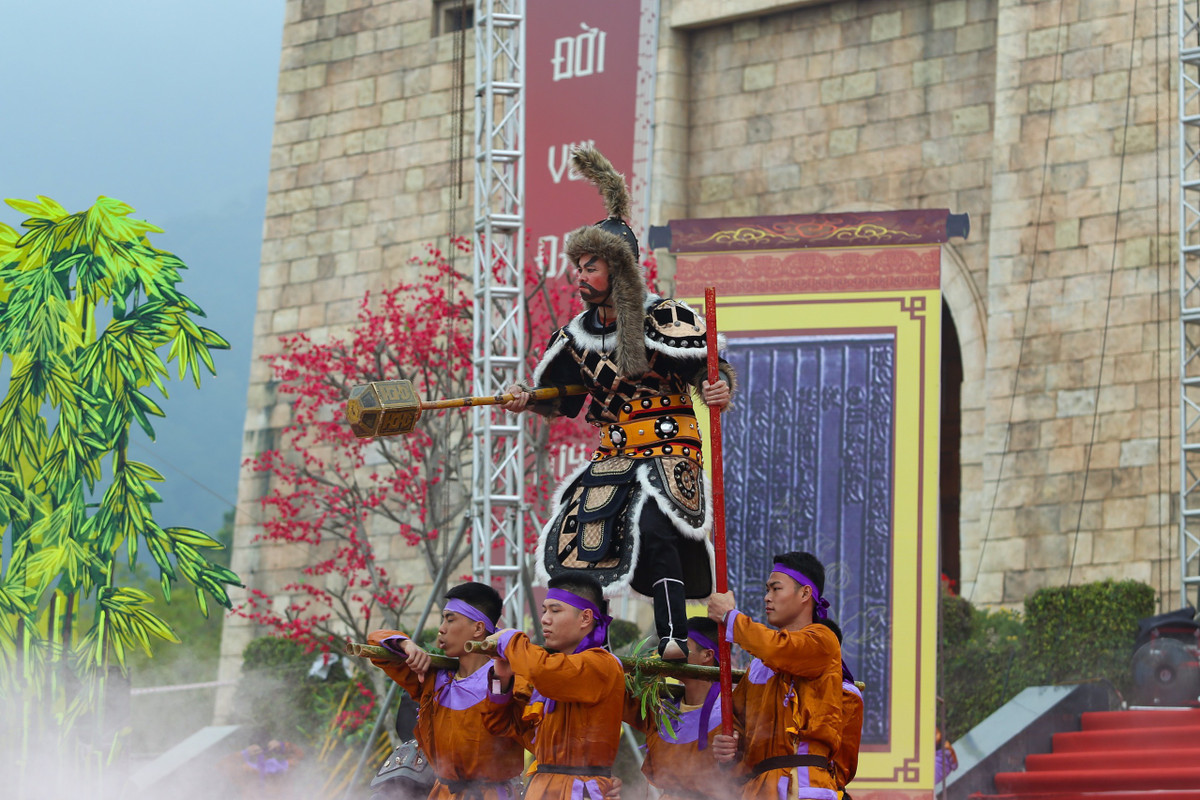 Hoạt cảnh tái hiện cuộc chiến chống quân xâm lược Nguyên Mông của quân dân nhà Trần.