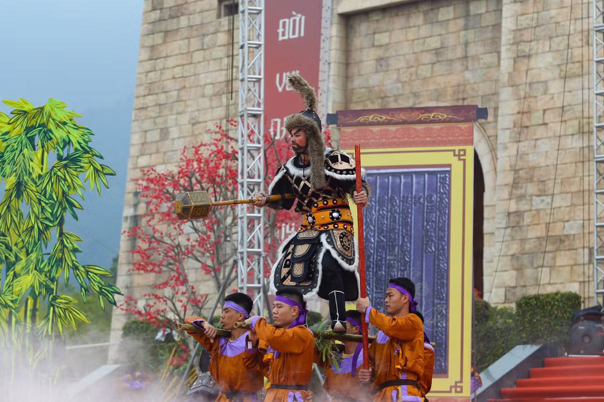 Hoạt cảnh tái hiện cuộc chiến chống quân xâm lược Nguyên Mông của quân dân nhà Trần.