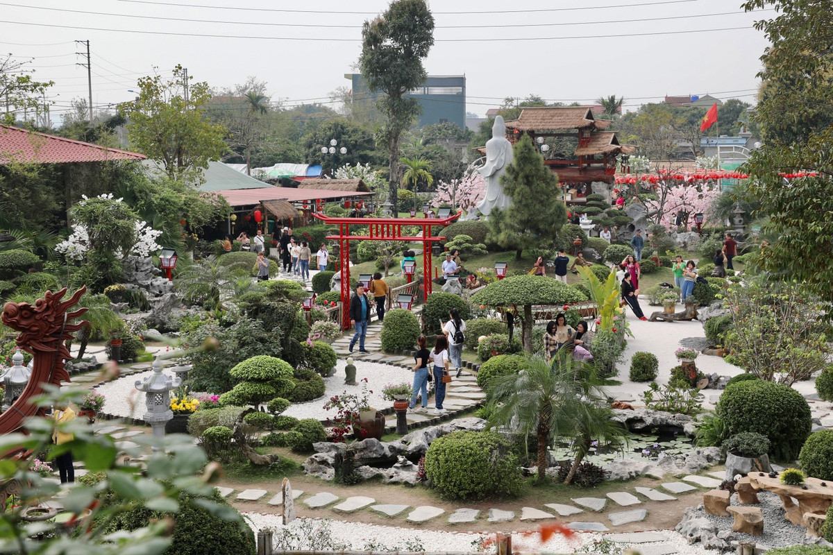 Khuôn viên chùa rộng 13ha với nhiều bức tượng Phật độc đáo, thanh tịnh và yên bình. Chùa cũng có rất nhiều tiểu cảnh trang trí, tạo nên không gian tươi mát như: hòn non bộ, hồ cá, lầu khách, lầu trà.