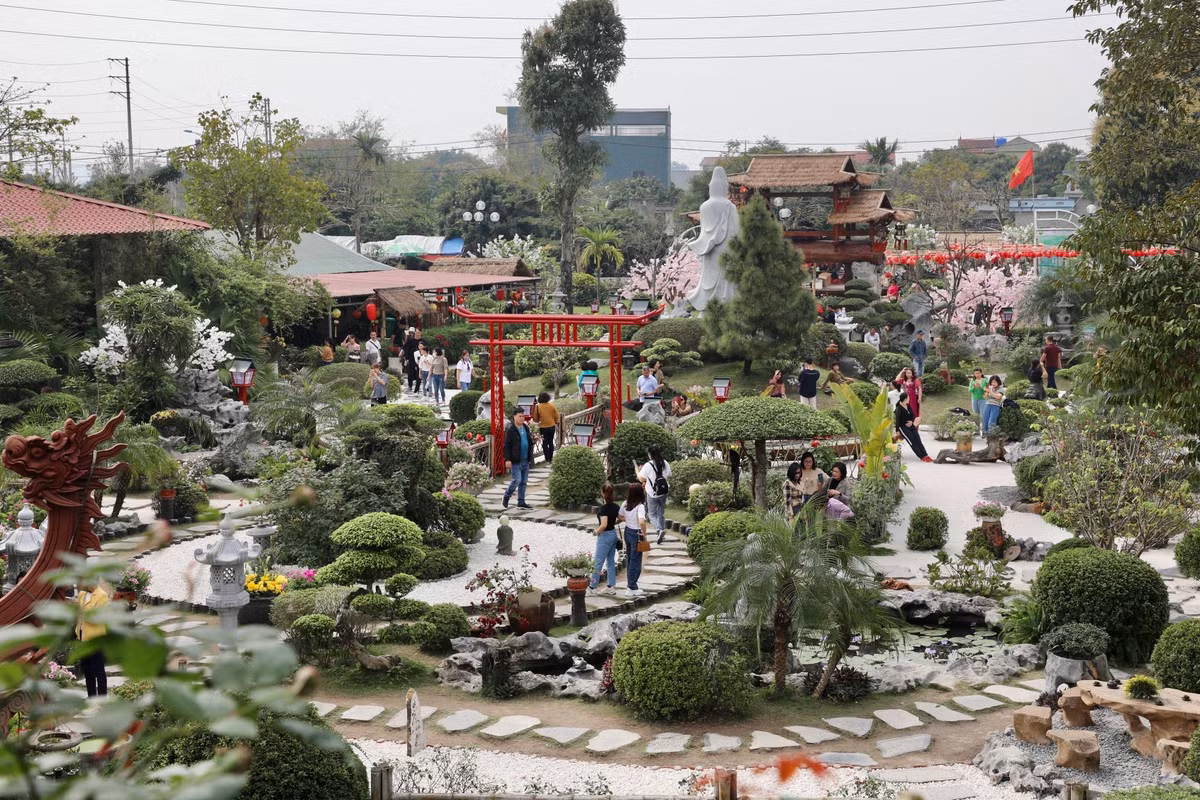 Khuôn viên chùa rộng 13ha với nhiều bức tượng Phật độc đáo, thanh tịnh và yên bình. Chùa cũng có rất nhiều tiểu cảnh trang trí, tạo nên không gian tươi mát như: hòn non bộ, hồ cá, lầu khách, lầu trà.