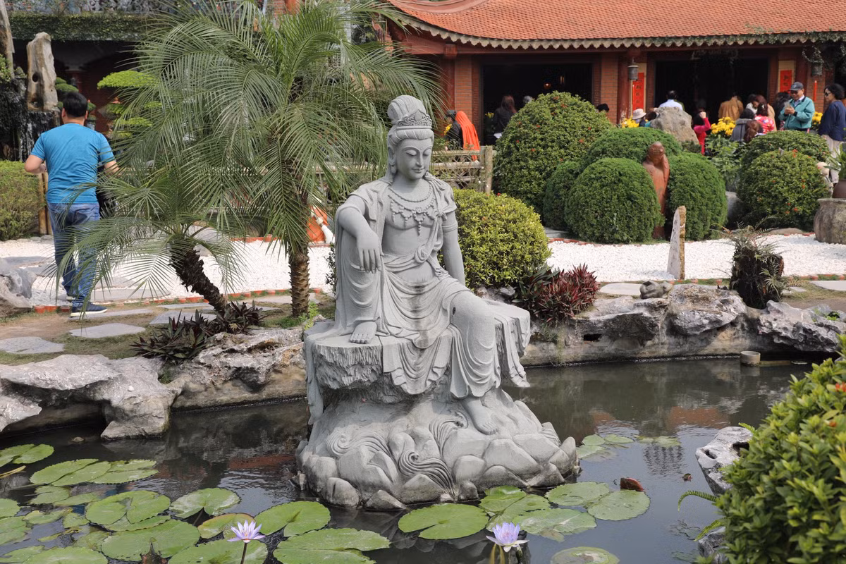 Đây là một công trình kiến trúc Phật giáo công phu, tinh tế với không gian ngoại thất được sắp xếp kỳ công.