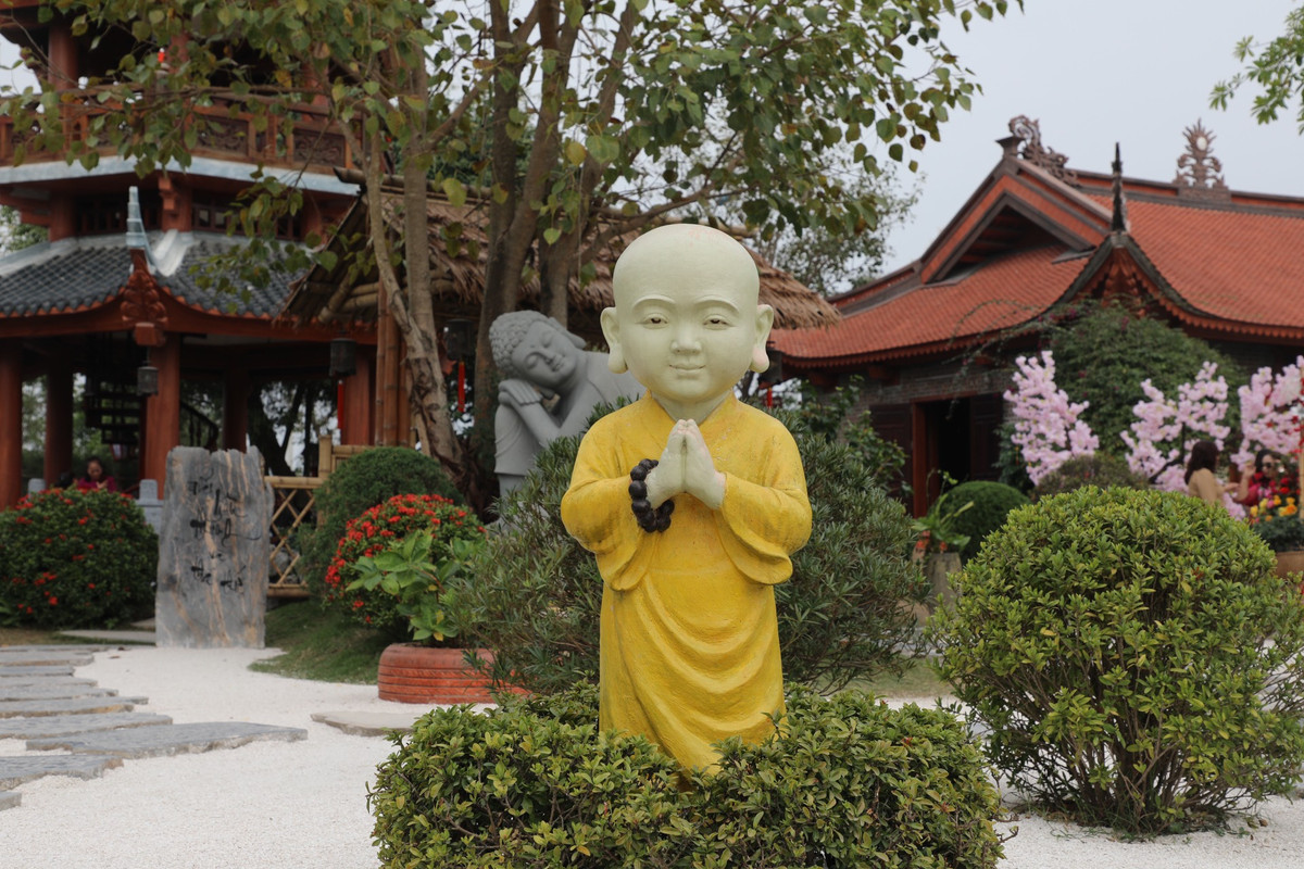 Đại đức Thích Thiên Ân là sư trụ trì, cũng là người dày công chăm sóc, thay đổi và xây dựng toàn bộ quang cảnh, kiến trúc chùa Phật Quang ngày nay.